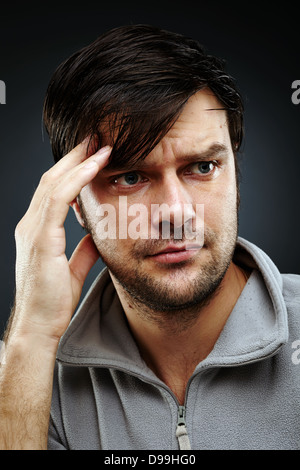 Studio Low key portrait d'un beau jeune homme non rasé Banque D'Images