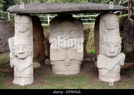 Giant statues pré-colombiennes dans le parc archéologique de San Agustín, Colombie Banque D'Images