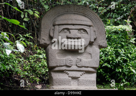 Giant statues pré-colombiennes dans le parc archéologique de San Agustín, Colombie Banque D'Images