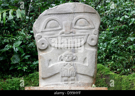 Giant statues pré-colombiennes dans le parc archéologique de San Agustín, Colombie Banque D'Images