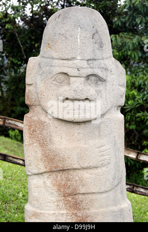 Giant statues pré-colombiennes dans le parc archéologique de San Agustín, Colombie Banque D'Images