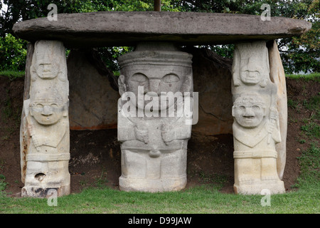 Giant statues pré-colombiennes dans le parc archéologique de San Agustín, Colombie Banque D'Images