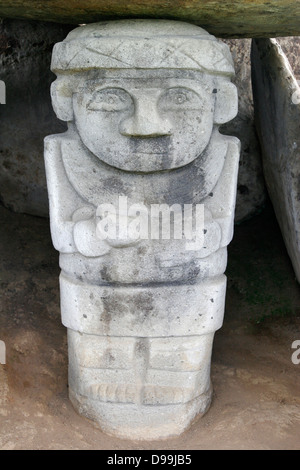 Giant statues pré-colombiennes dans le parc archéologique de San Agustín, Colombie Banque D'Images