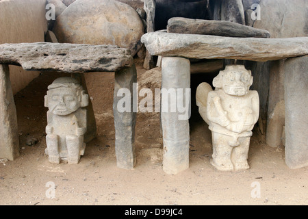 Giant statues pré-colombiennes dans le parc archéologique de San Agustín, Colombie Banque D'Images