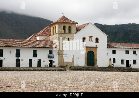 Iglesia Parroquial (église paroissiale) sur la Plaza Mayor (place principale) de la magnifique village colonial de Villa de Leyva, Colombie Banque D'Images