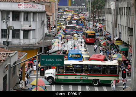 Embouteillage sur la rue dans le centre de Medellin, Colombie, Amérique du Sud Banque D'Images