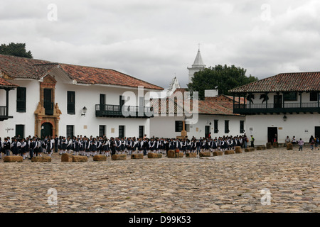 Les enfants de l'école marche sur la Plaza Mayor (place principale), Villa de Leyva, Colombie, Amérique du Sud Banque D'Images