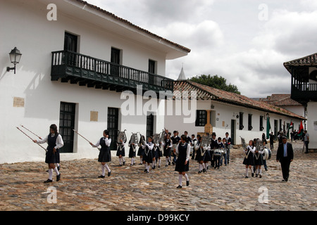 Les enfants de l'école marche sur la Plaza Mayor (place principale), Villa de Leyva, Colombie, Amérique du Sud Banque D'Images