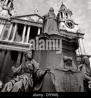 Avant de l'ouest de la cathédrale St Paul avec statue de la Reine Anne, Londres, 1980 Banque D'Images