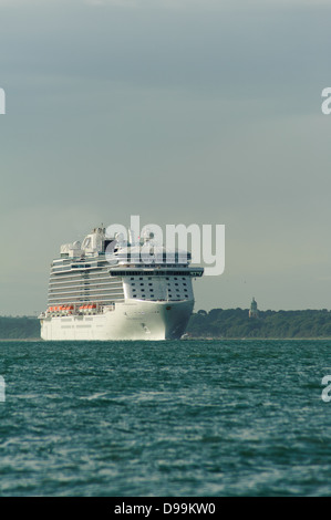 Mme Royal Princess est un navire de croisière exploité par Princess Cruises, et le troisième navire à voile pour la ligne de croisière sous ce nom Banque D'Images