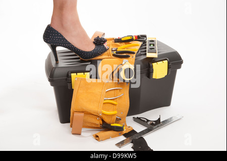 Woman's high heel shoe debout sur Toolbox Banque D'Images