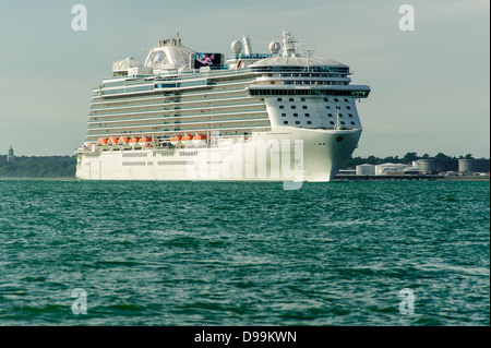 Mme Royal Princess est un navire de croisière exploité par Princess Cruises, et le troisième navire à voile pour la ligne de croisière sous ce nom Banque D'Images