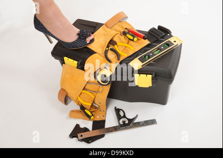 Woman's high heel shoe debout sur Toolbox Banque D'Images