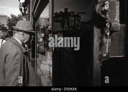 L'homme à la recherche de vitrine sur Charing Cross Road, dans le centre de Londres, 1981 Banque D'Images