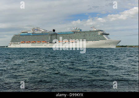 Mme Royal Princess est un navire de croisière exploité par Princess Cruises, et le troisième navire à voile pour la ligne de croisière sous ce nom Banque D'Images