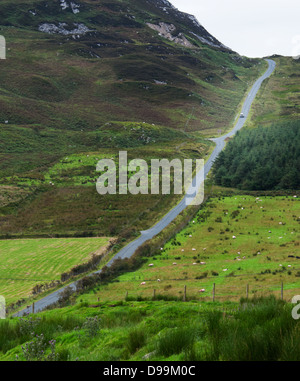 La conduite en voiture Distance jusqu'à la route de montagne escarpée, Inishowen Donegal, Irlande. Banque D'Images