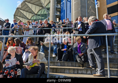 Les spectateurs à l'hippodrome d'Ascot, Ascot, Angleterre, Royaume-Uni. Banque D'Images