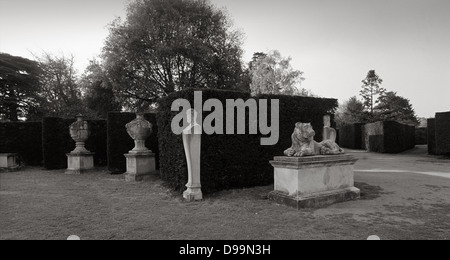 Des statues dans le jardin de la néo-palladienne Chiswick House dans le quartier londonien de Hounslow Banque D'Images