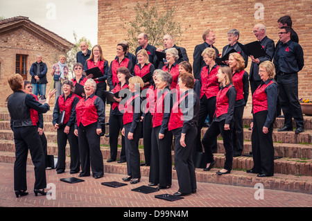 Chorale communautaire Colwall en dehors de l'église Saint Augustin, San Gimignano, Toscane, Italie Banque D'Images