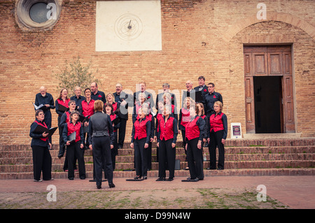 Chorale communautaire Colwall en dehors de l'église Saint Augustin, San Gimignano, Toscane, Italie Banque D'Images