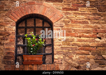 Côté de l'église Saint Augustin, San Gimignano, Toscane, Italie Banque D'Images