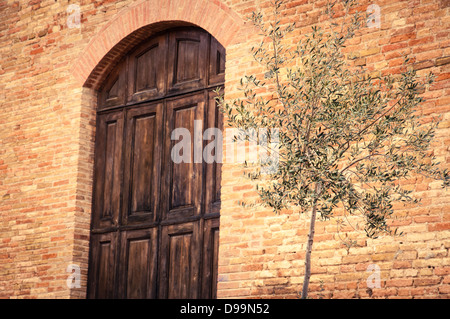 Entrée de l'église Saint Augustin, San Gimignano, Toscane, Italie Banque D'Images