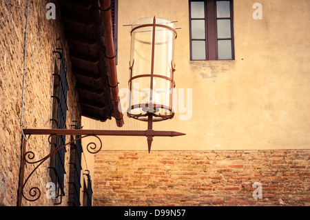 Lampe de l'église Saint Augustin, San Gimignano, Toscane, Italie Banque D'Images