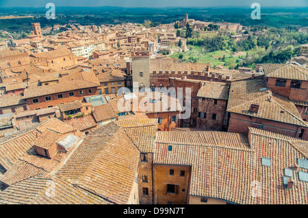 Vue sur les toits de Sienne et la campagne Toscane Banque D'Images