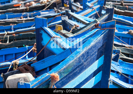 Bateaux de pêche bleu à Essaouira. Banque D'Images