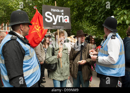 Londres, Royaume-Uni, 15 juin 2013 l'arrêt de la guerre d'arrêter de protester contre l'intervention occidentale en Syrie à l'extérieur de l'ambassade des États-Unis d'Amérique, Londres. Credit : martyn wheatley/Alamy Live News Banque D'Images