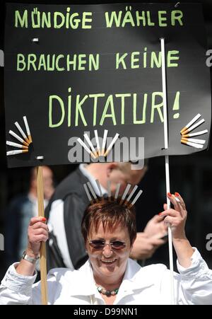 Un manifestants prend part à une manifestation contre l'accroissement des restrictions au tabagisme en Rhénanie du Nord-Westphalie à Duesseldorf, Allemagne, 15 juin 2013. Photo : HENNING KAISER Banque D'Images