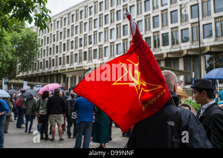 Londres, Royaume-Uni. 15 juin 2013, les manifestants contre l'intervention occidentale en Syrie se rassemblent devant l'ambassade des États-Unis. Organisée par Coalition contre la guerre, seulement une très petite quantité de personnes ont participé et ont été rapidement dispersées par de fortes pluies. Crédit : La Farandole Stock Photo/Alamy Live News Banque D'Images