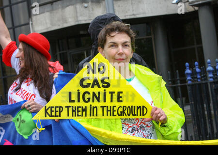 Belfast, en Irlande du Nord, Royaume-Uni. 15 juin 2013. Des manifestants anti-G8 descendent sur la ville deux jours avant que Barack Obama doit arriver à Belfast et d'autres dirigeants du monde entier devraient arriver en Irlande du Nord pour le 39e Sommet du G8 dans le comté de Fermanagh - de membres de la réserve Crédit : Kevin Scott/Alamy Live News Banque D'Images