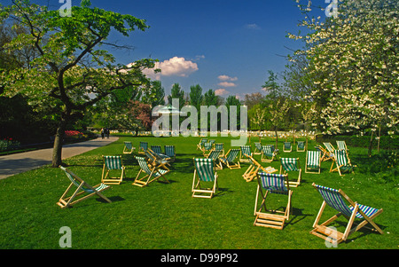 Chaises vides de Regent Park, London UK Banque D'Images