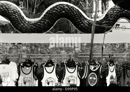 WAT KARON Karon, Phuket, Thaïlande, le 9 février 2013 : stand du vendeur vend des souvenirs et des vêtements au temple bouddhiste Banque D'Images