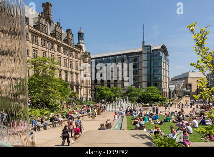 Hôtel de ville de Sheffield et la paix Journée d'été sur le jardin Banque D'Images