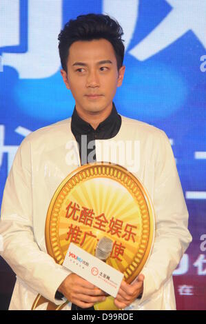 Hawick Lau est allé(e) à l'activité de télévision détenus par youku et Tudou à Shanghai, Chine, le jeudi 13 juin, 2013. Banque D'Images