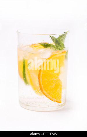 Cocktail froid frais dans le verre avec des tranches agrumes Banque D'Images