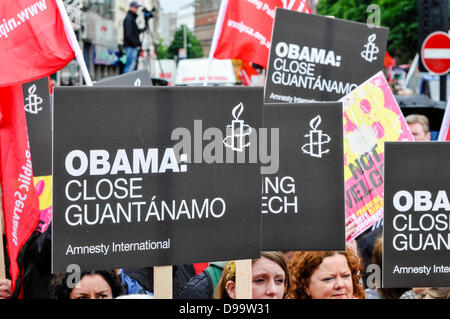 Belfast, Irlande du Nord. 15 juin 2013. Banderole appelant d'Amnesty International pour le président Obama de fermer la prison de Guantanamo Bay et centre de détention/restitution Crédit : Stephen Barnes/Alamy Live News Banque D'Images