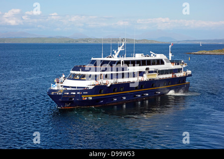 Navire de croisière seigneur des Glens laissant à Craignure Mull Ecosse et la position dans le Sound of Mull Banque D'Images