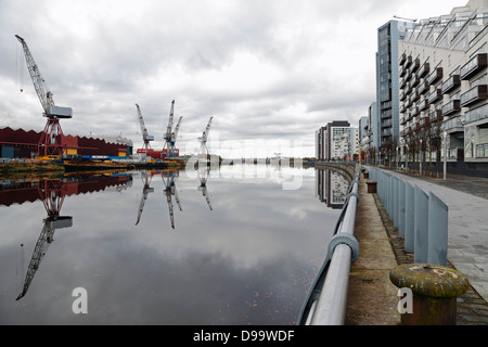 Vue vers l'ouest le long de la rivière Clyde jusqu'au chantier naval de BAE Systems à Govan, à gauche, et logement privé du port de Glasgow, à droite, Glasgow, Écosse, Royaume-Uni Banque D'Images