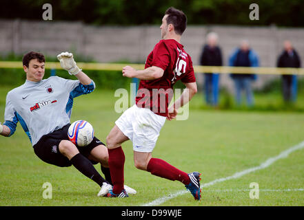 Crossgates, Fife, en Écosse, le samedi 15 juin 2013, Damon Gray frappe la balle passé David Scott à marquer pour la région de l'Est au cours de Kelty super match de ligue, Kelty v Coeurs Rose de Linlithgow, fumisterie Park, Wincanton. Crédit : Colin Lunn/Alamy Live News Banque D'Images