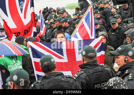 Belfast , Irlande du Nord, Royaume-Uni. 15 juin 2013. -G8 manifestants descendent sur la ville deux jours avant que Barack Obama doit arriver à Belfast et d'autres dirigeants du monde entier devraient arriver en Irlande du Nord pour le 39e Sommet du G8 dans le comté de Fermanagh - manifestants perturbent le drapeau de l'Union G8 anti-protestation Crédit : Kevin Scott/Alamy Live News Banque D'Images