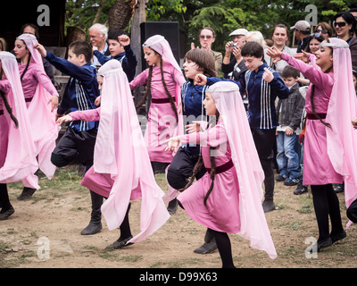 Les enfants en habits traditionnels danses nationales de danse au cours de la quatrième édition du Festival du vin jeune à Tbilissi. Banque D'Images