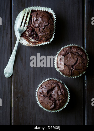 Petits gâteaux au chocolat sur une table en bois. Banque D'Images