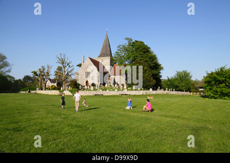 Enfants jouant sur Alfriston East Sussex Angleterre Go vert Banque D'Images