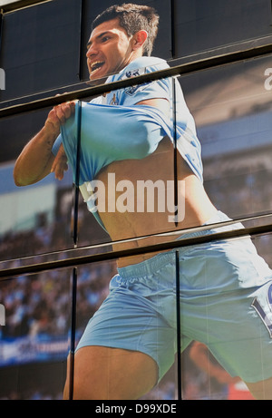 Photo de joueur de Sergio Aguero, qui fait partie d'une peinture murale à l'extérieur de la ville de Manchester Etihad Stadium en Angleterre, Royaume-Uni Banque D'Images