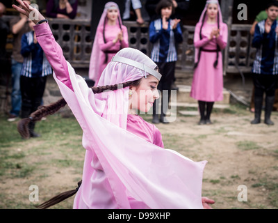 Les enfants en habits traditionnels danses nationales de danse au cours de l'assemblée de jeunes Festival du vin à Tbilissi. Banque D'Images