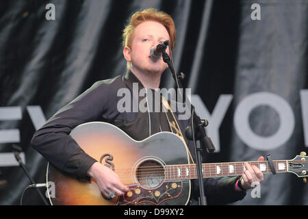 Belfast , Irlande du Nord, Royaume-Uni. 15 juin 2013. Groupe anti-G8 Grand Si organiser un concert au profit de la faim dans le monde deux jours avant que Barack Obama doit arriver à Belfast et d'autres dirigeants du monde entier devraient arriver en Irlande du Nord pour le 39e Sommet du G8 dans le comté de Fermanagh - Alex Trimble, two door cinema club Crédit : Kevin Scott/Alamy Live News Banque D'Images