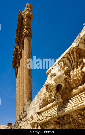 Colonnes du temple de Jupiter et corniche avec tête de lion dans la ville antique de Baalbek, Liban, Moyen-Orient Banque D'Images